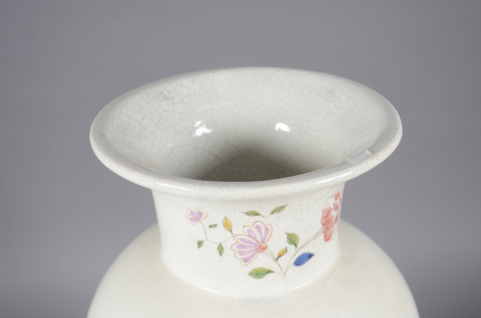 Vaso de cerâmica craquelê decorado com flores em policromia. - foto 4 de 8