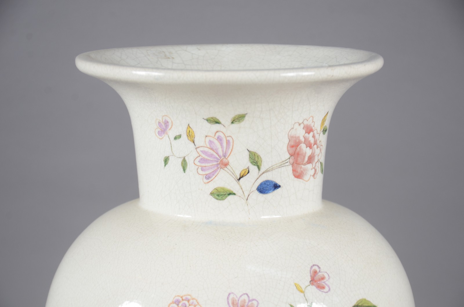 Vaso de cerâmica craquelê decorado com flores em policromia. - foto 5 de 8