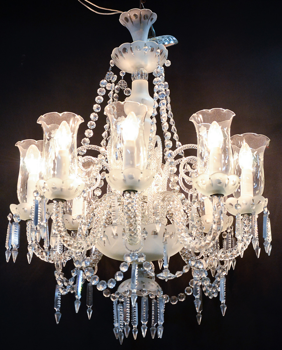 Lustre de cristal com 8 braços, mangas lavradas, contas e pingentes...
