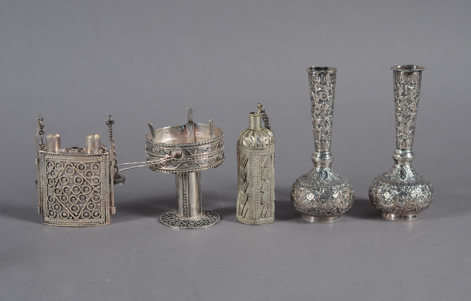 Lote com 10 peças diversas de metal oriental do Yemen, sendo colar e... - foto 2 de 10