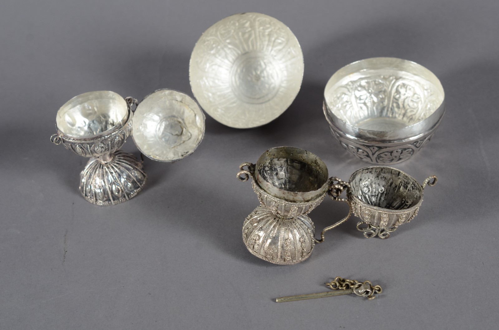 Lote com 10 peças diversas de metal oriental do Yemen, sendo colar e... - foto 3 de 10
