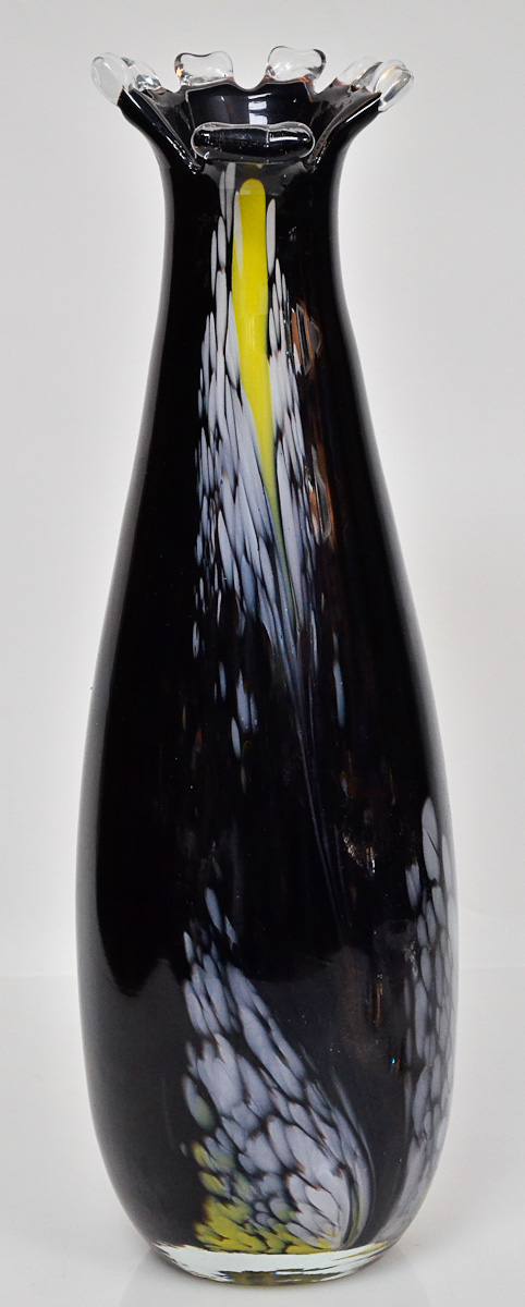 Vaso de murano preto com mesclas em branco e amarelo, alt. 49 cm.