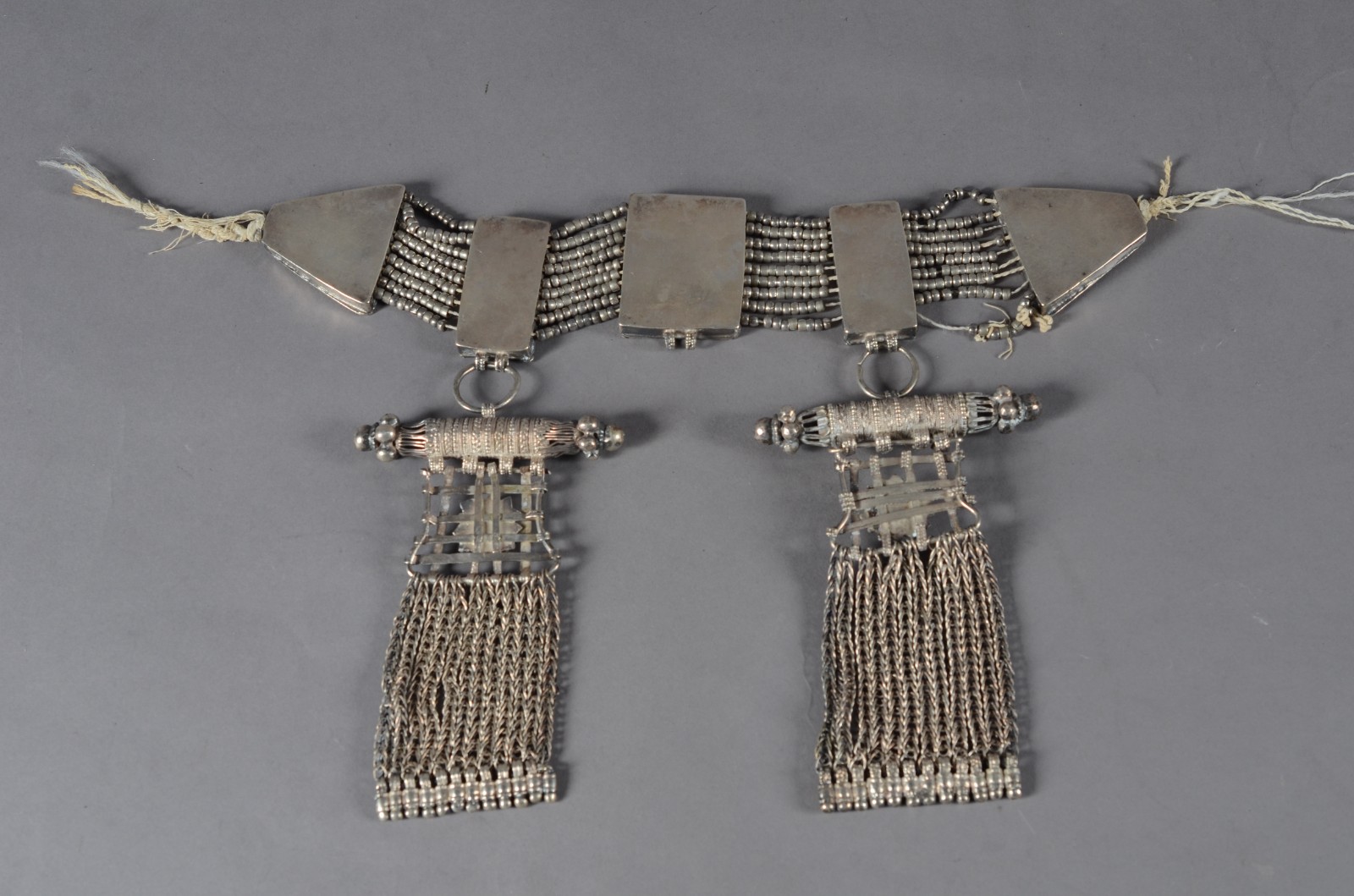 Lote com 10 peças diversas de metal oriental do Yemen, sendo colar e... - foto 9 de 10
