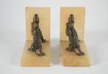 Par de serre livres de petit bronze na forma de... - Par de serre livres de petit bronze na forma de animais, bases de alabastro. Desgastes.