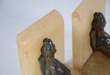 Par de serre livres de petit bronze na forma de... - Par de serre livres de petit bronze na forma de animais, bases de alabastro. Desgastes.