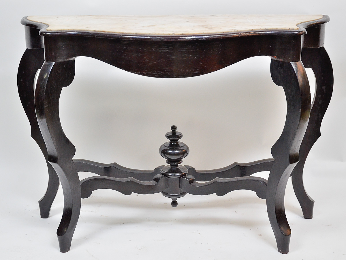 Console de madeira nobre, estilo Luis Felipe, tampo de mármore. Med...