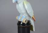 Escultura de porcelana representando pássaro em... - Escultura de porcelana representando pássaro em policromia.