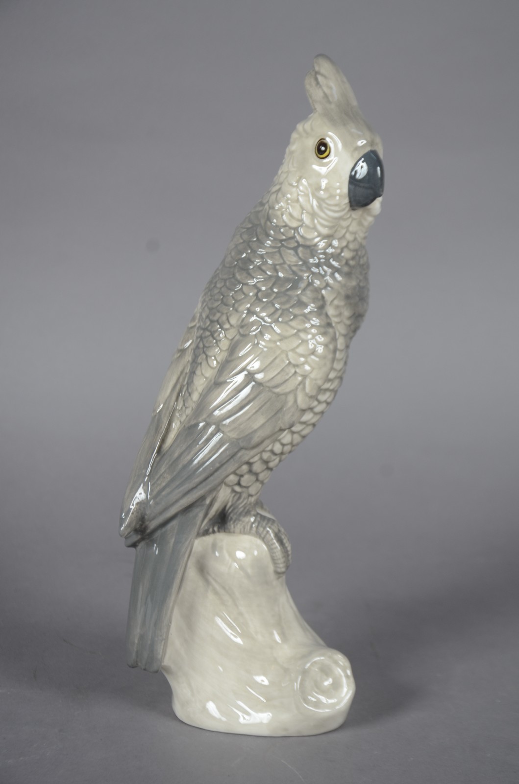 Estatueta de porcelana representando cacatua. - foto 1 de 6