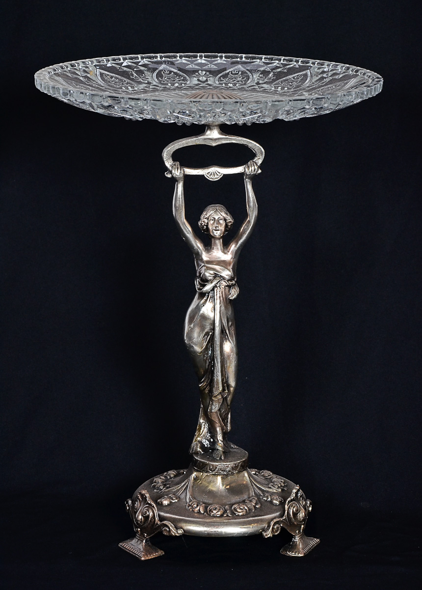 Fruteira com base de metal repres.figura feminina com prato de vidro...