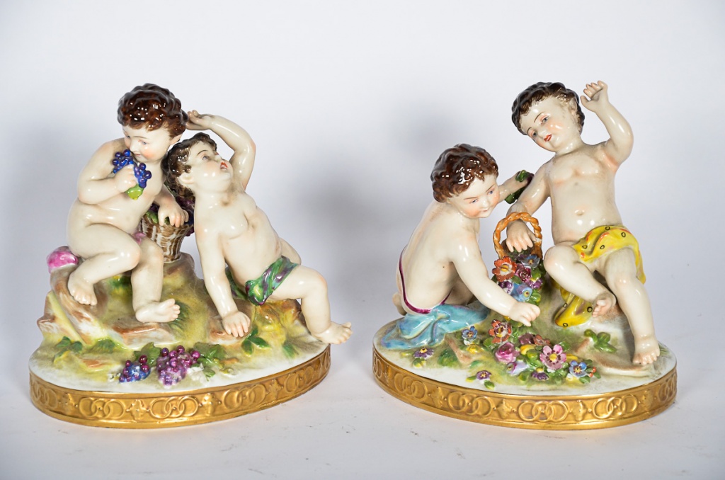 Duas estatuetas de porcelana italiana Capo di Monti, repres.crianças...