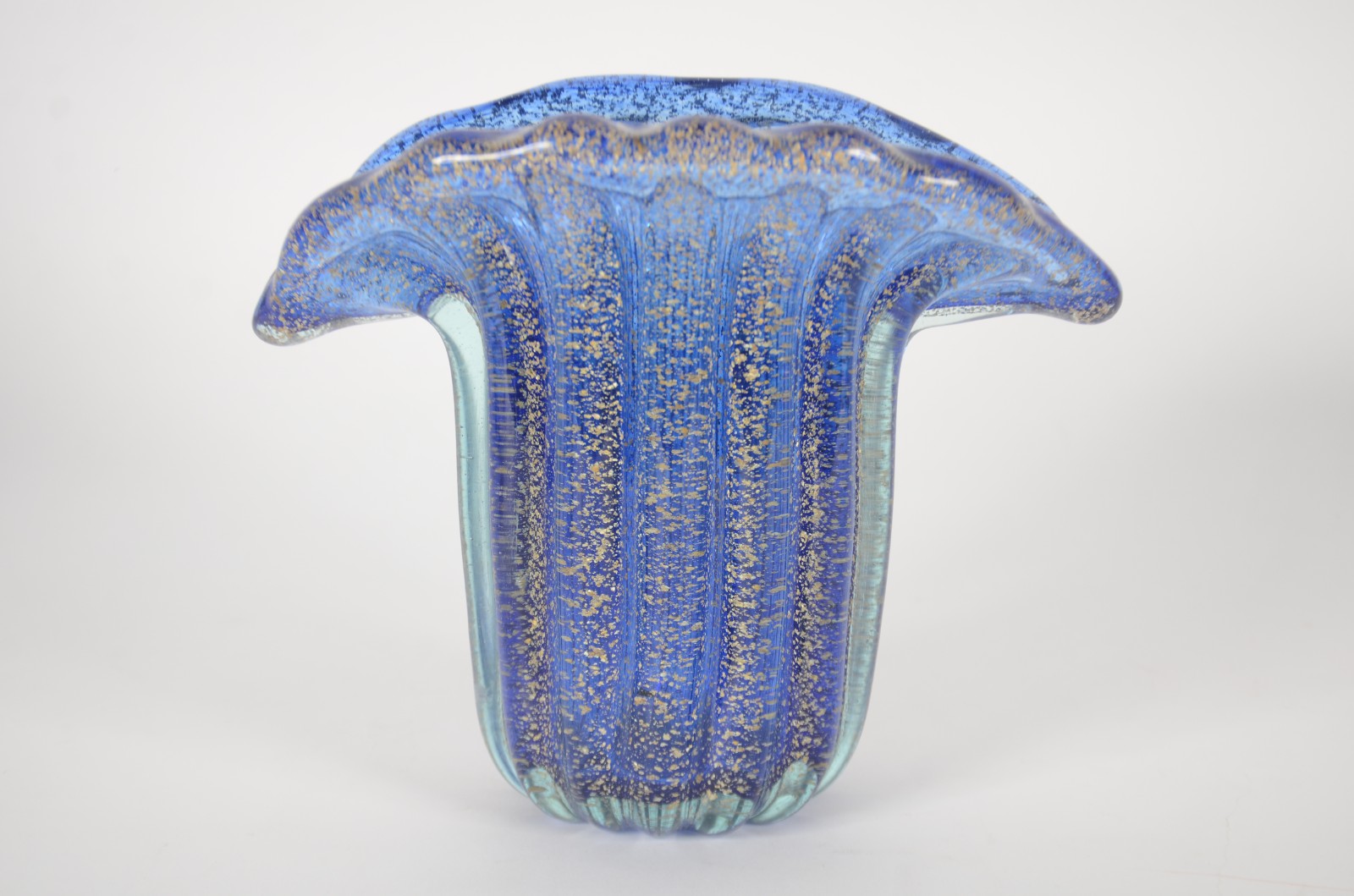 Vaso de vidro decorativo na cor azul com pó de ouro. - foto 1 de 6