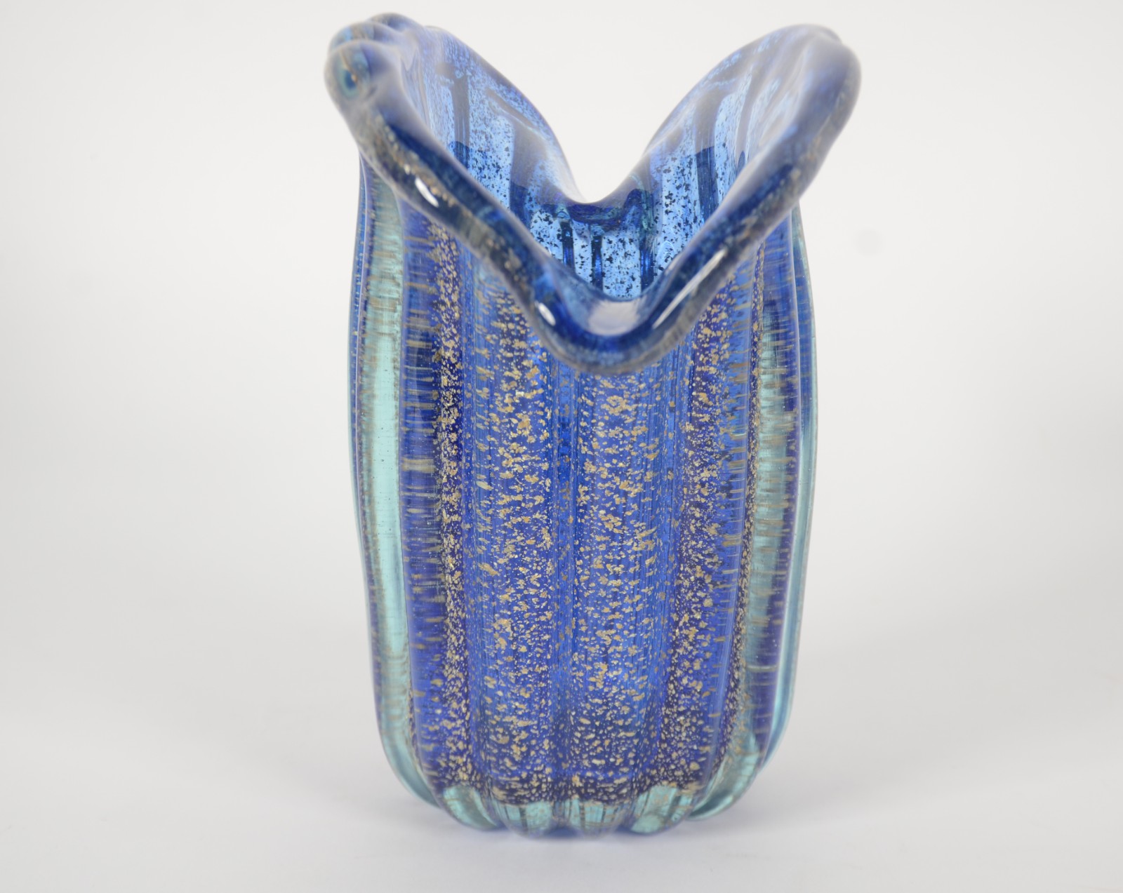 Vaso de vidro decorativo na cor azul com pó de ouro. - foto 2 de 6