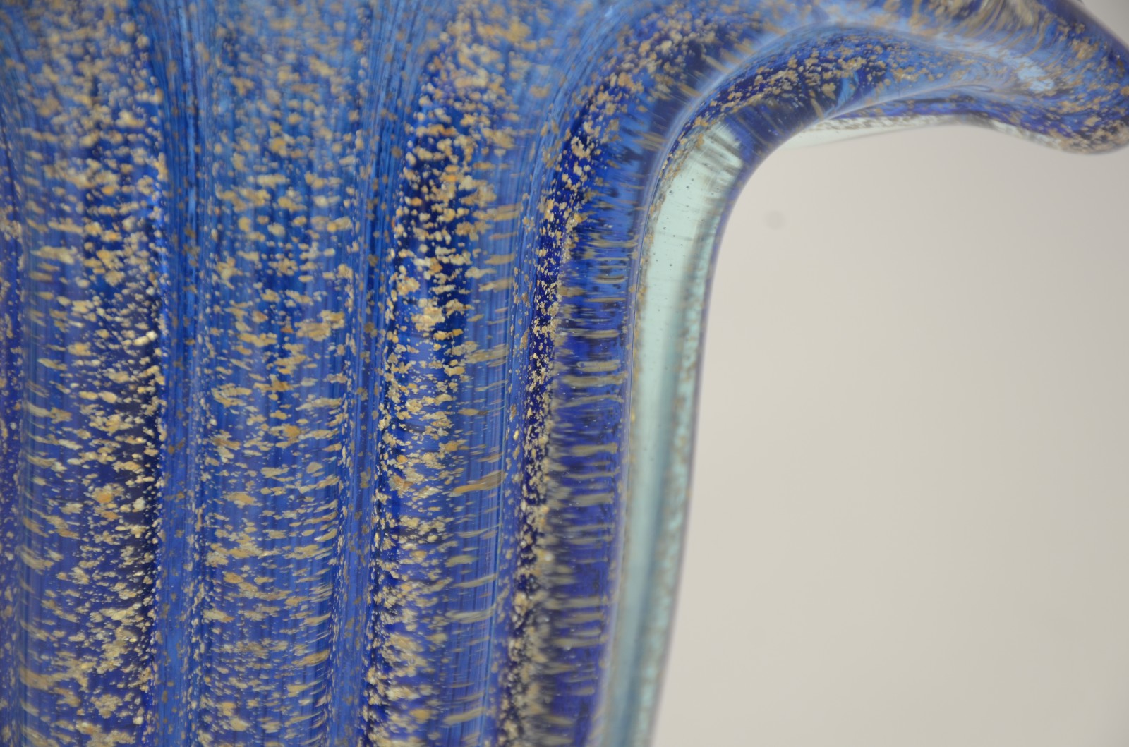 Vaso de vidro decorativo na cor azul com pó de ouro. - foto 3 de 6