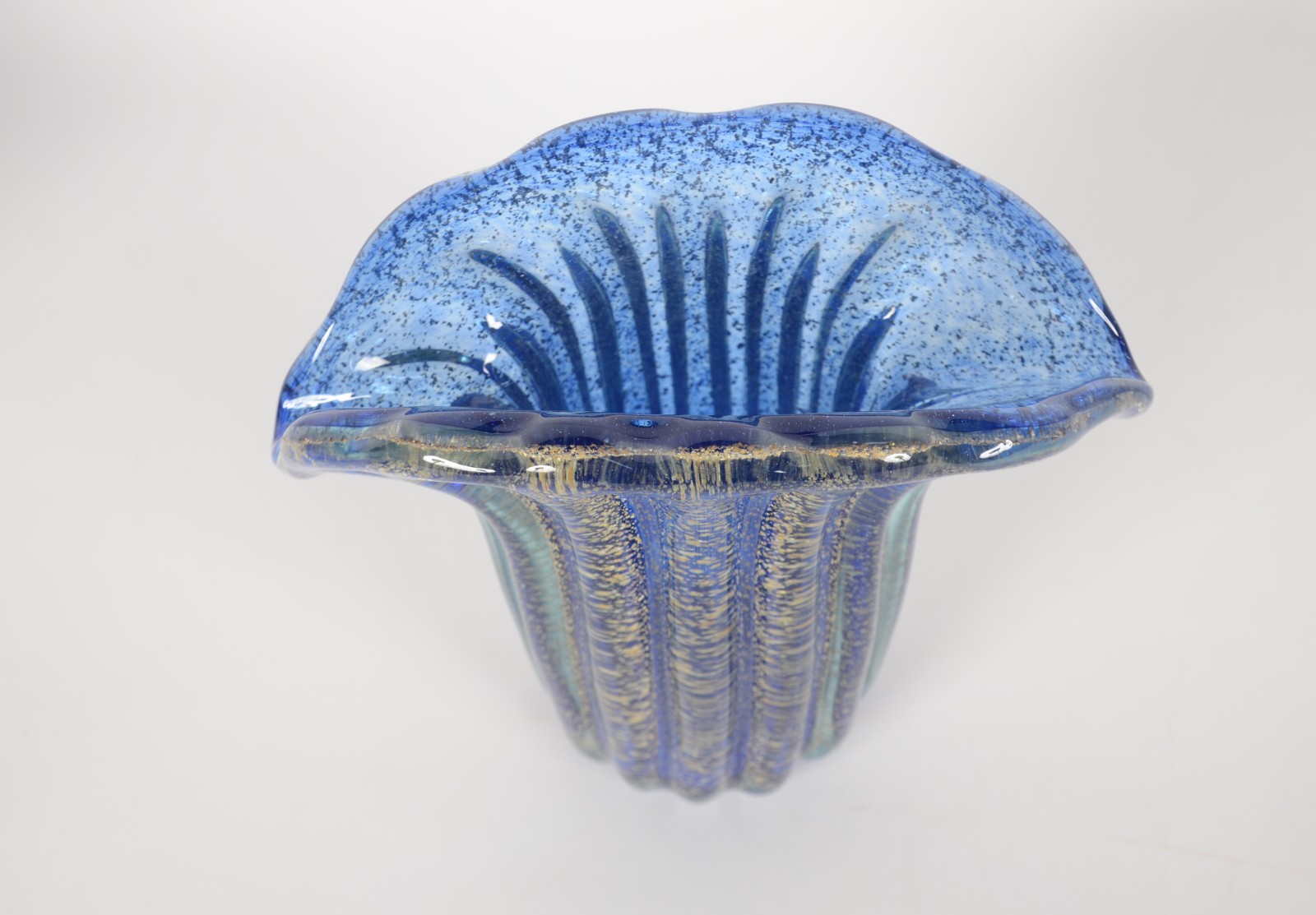 Vaso de vidro decorativo na cor azul com pó de ouro. - foto 5 de 6