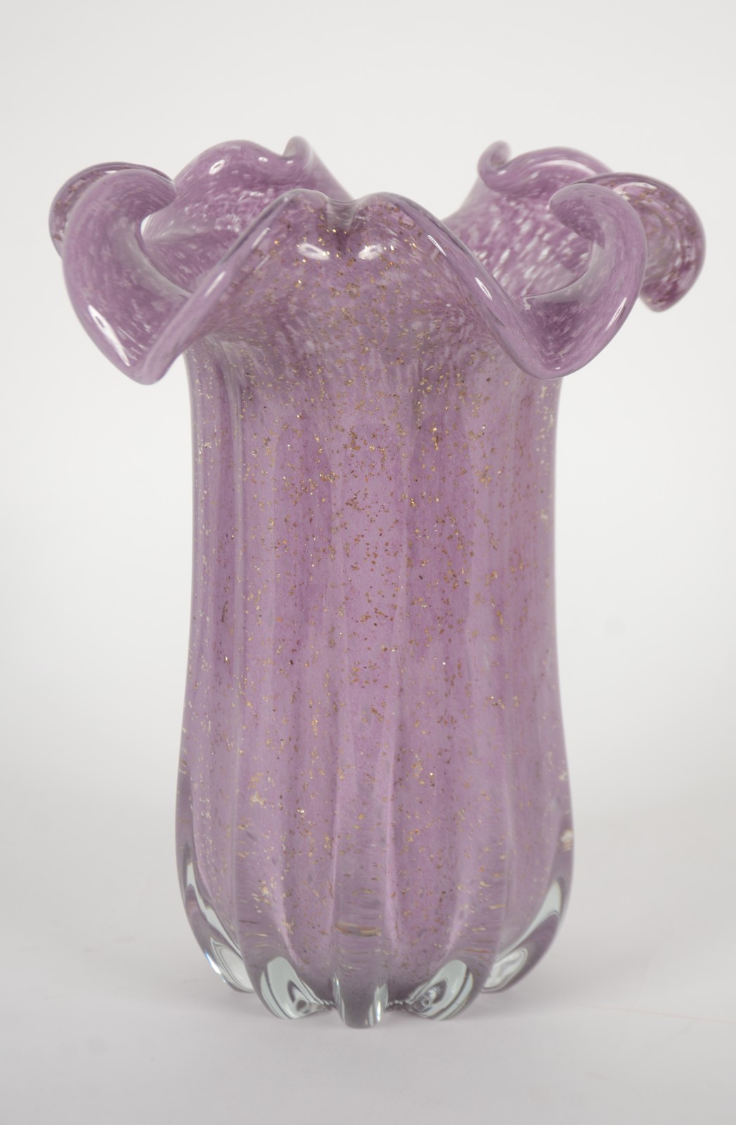 Vaso de vidro decorativo na cor roxa com pó de ouro, moldado em gomos. - foto 1 de 5