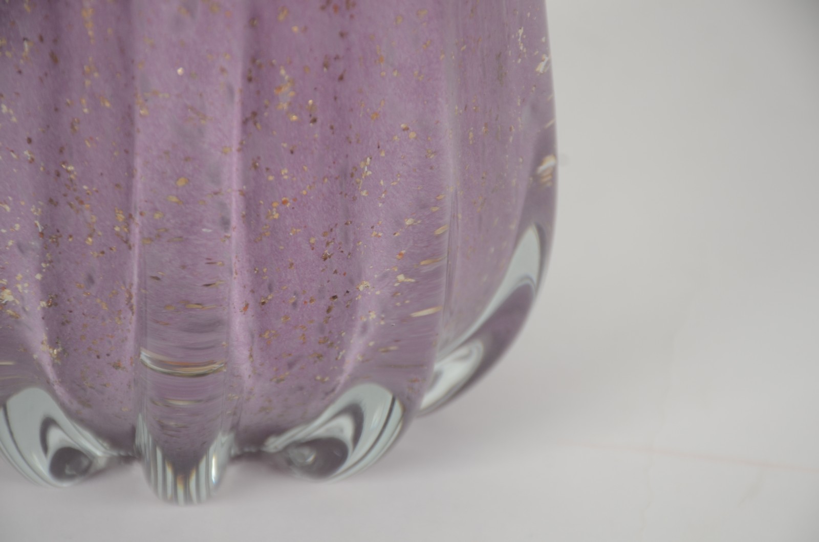 Vaso de vidro decorativo na cor roxa com pó de ouro, moldado em gomos. - foto 3 de 5