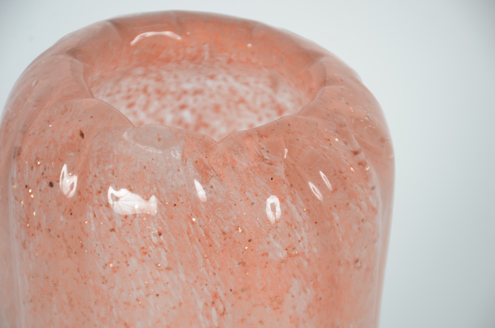 Vaso de murano de vidro decorativo, trabalhado em gomos. - foto 2 de 5