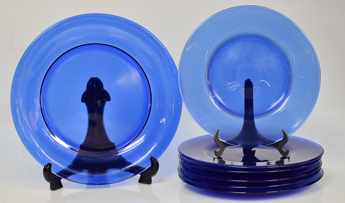 Conjunto com 12 sousplats e 2 travessas de vidro azul italiano. Diam...