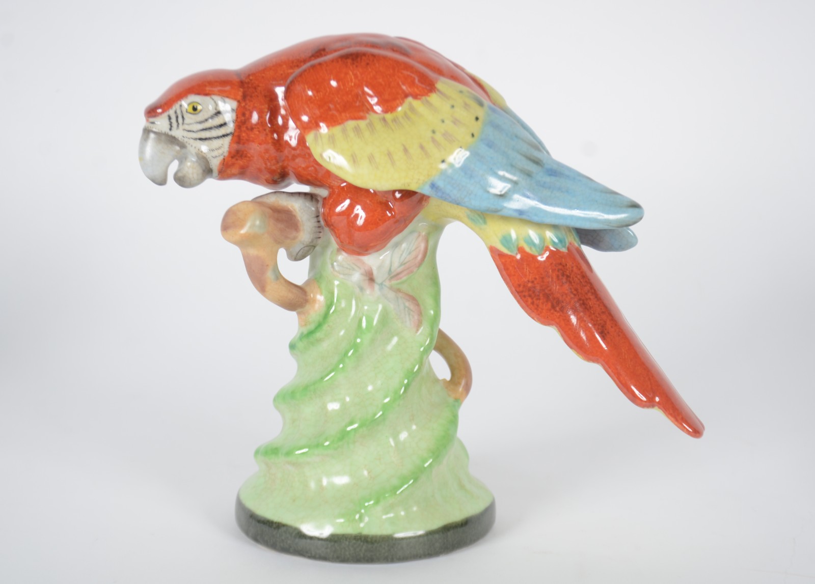 Estatueta de porcelana policromada representando papagaio. - foto 1 de 6
