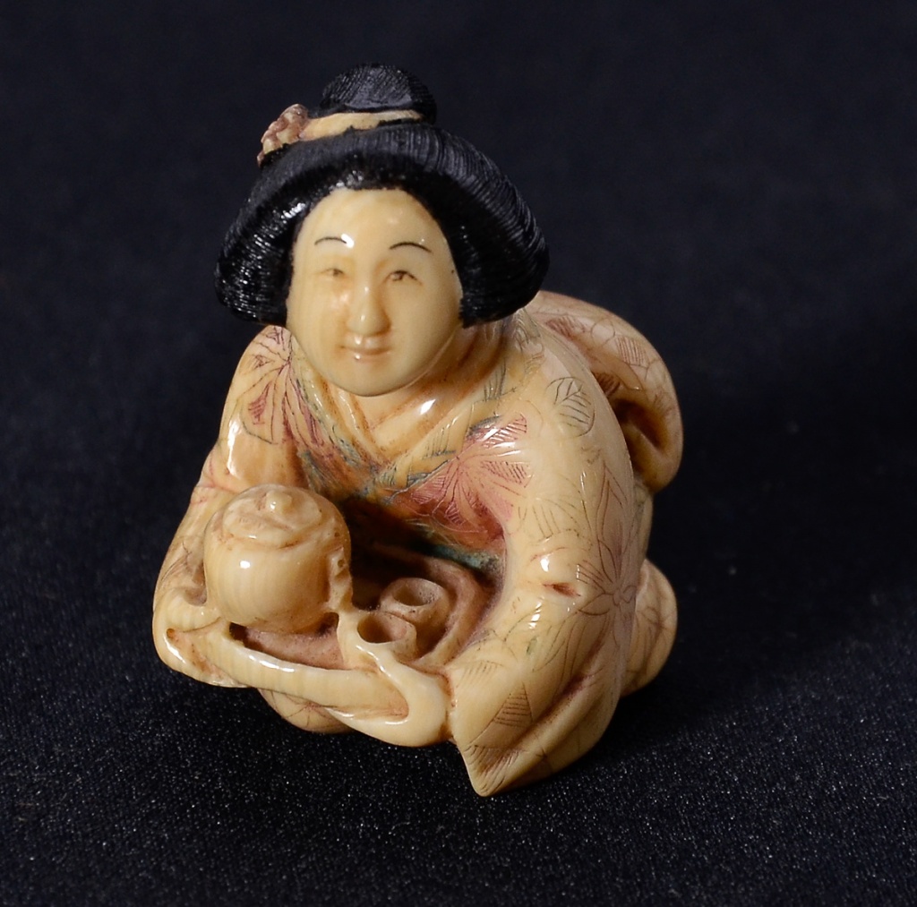 Netsuke de marfim repres.figura feminina.