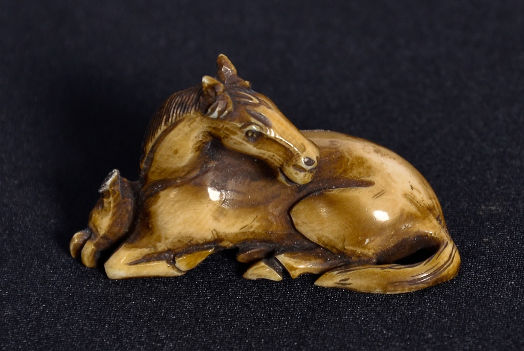 Netsuke de marfim repres.cavalo.