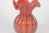 Vaso de vidro decorativo na cor vermelha com pó... - Vaso de vidro decorativo na cor vermelha com pó de ouro, trabalhado em gomos.