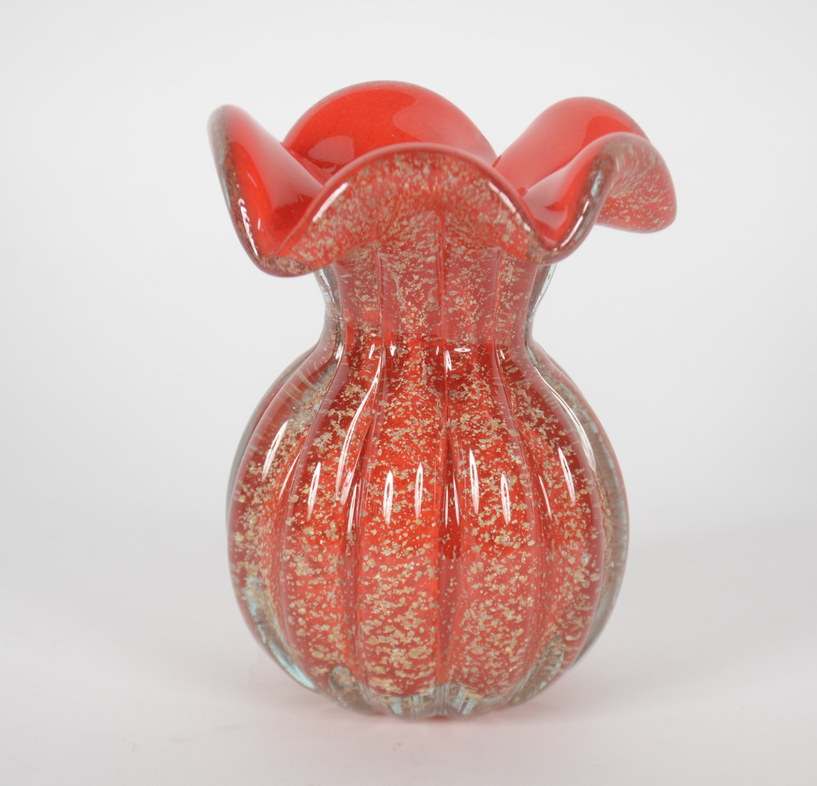 Vaso de vidro decorativo na cor vermelha com pó de ouro, trabalhado... - foto 1 de 4