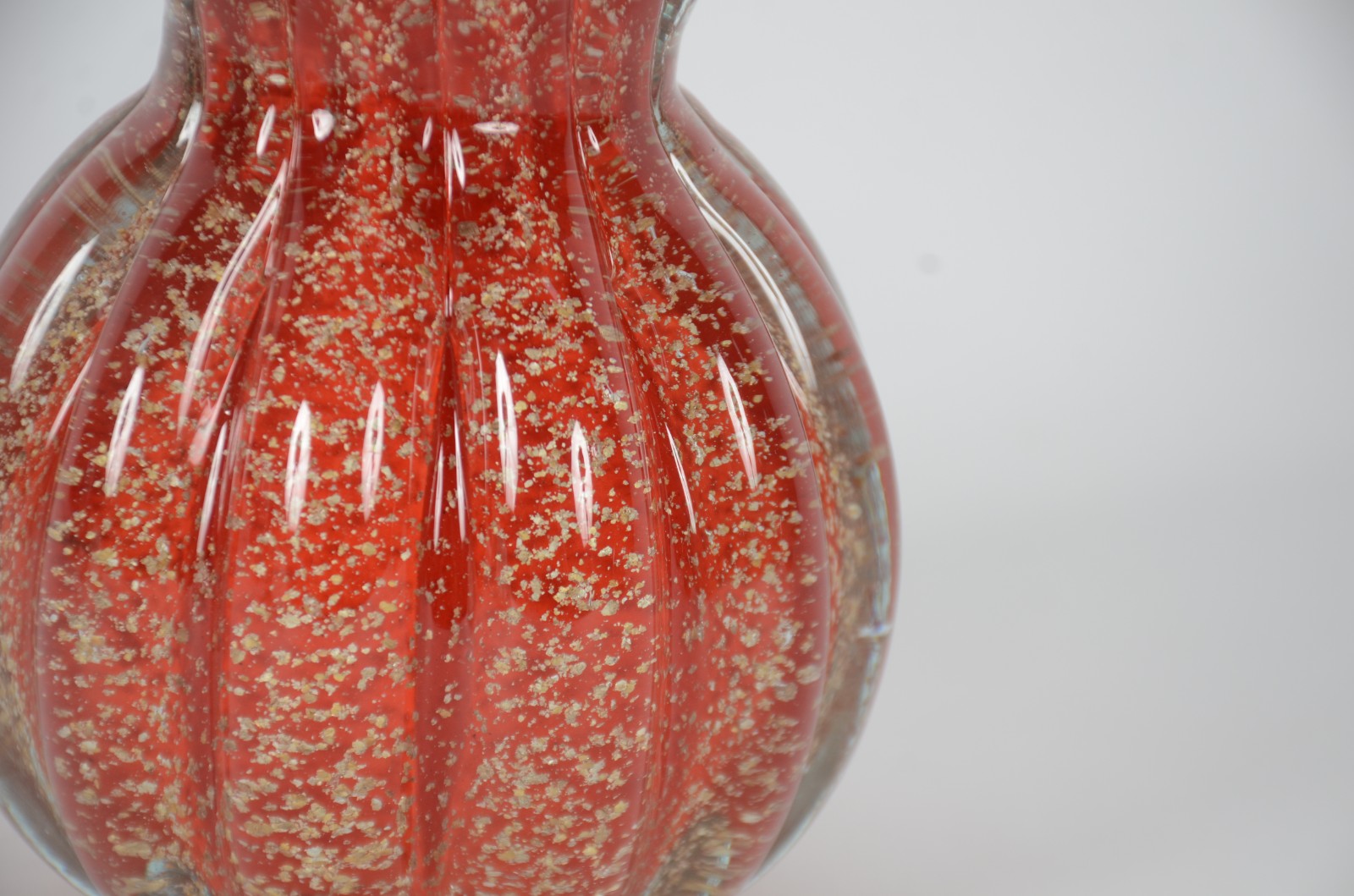 Vaso de vidro decorativo na cor vermelha com pó de ouro, trabalhado... - foto 2 de 4