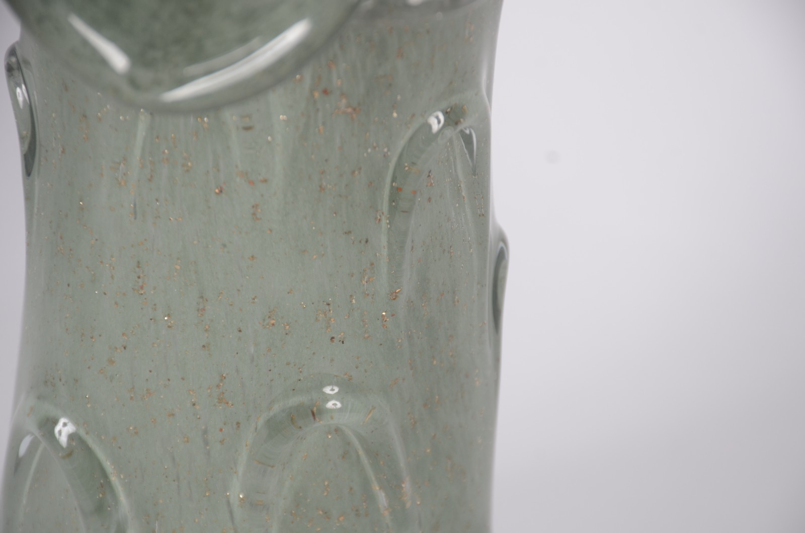 Vaso de vidro decorativo na cor verde. - foto 3 de 5