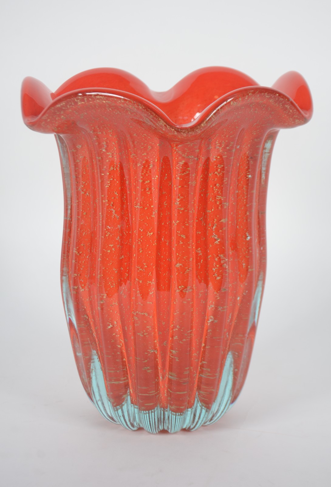 Vaso de vidro decorativo na cor laranja com pó de ouro, moldado em... - foto 1 de 5