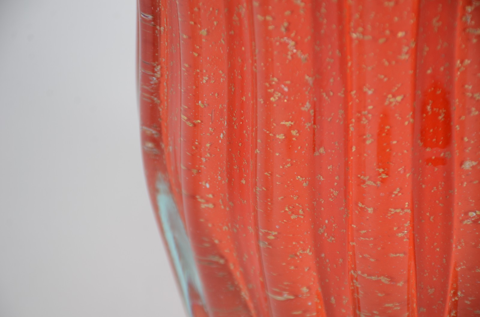 Vaso de vidro decorativo na cor laranja com pó de ouro, moldado em... - foto 2 de 5