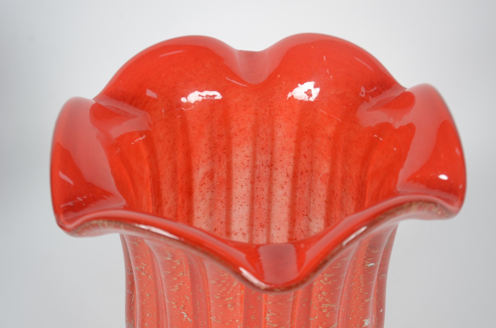 Vaso de vidro decorativo na cor laranja com pó de ouro, moldado em... - foto 3 de 5