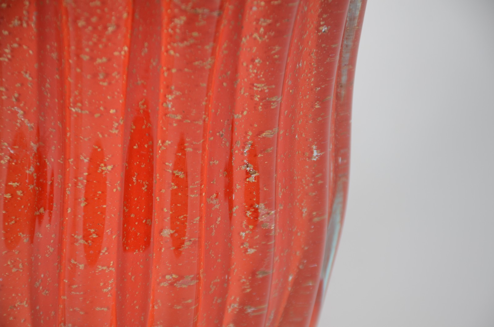 Vaso de vidro decorativo na cor laranja com pó de ouro, moldado em... - foto 4 de 5