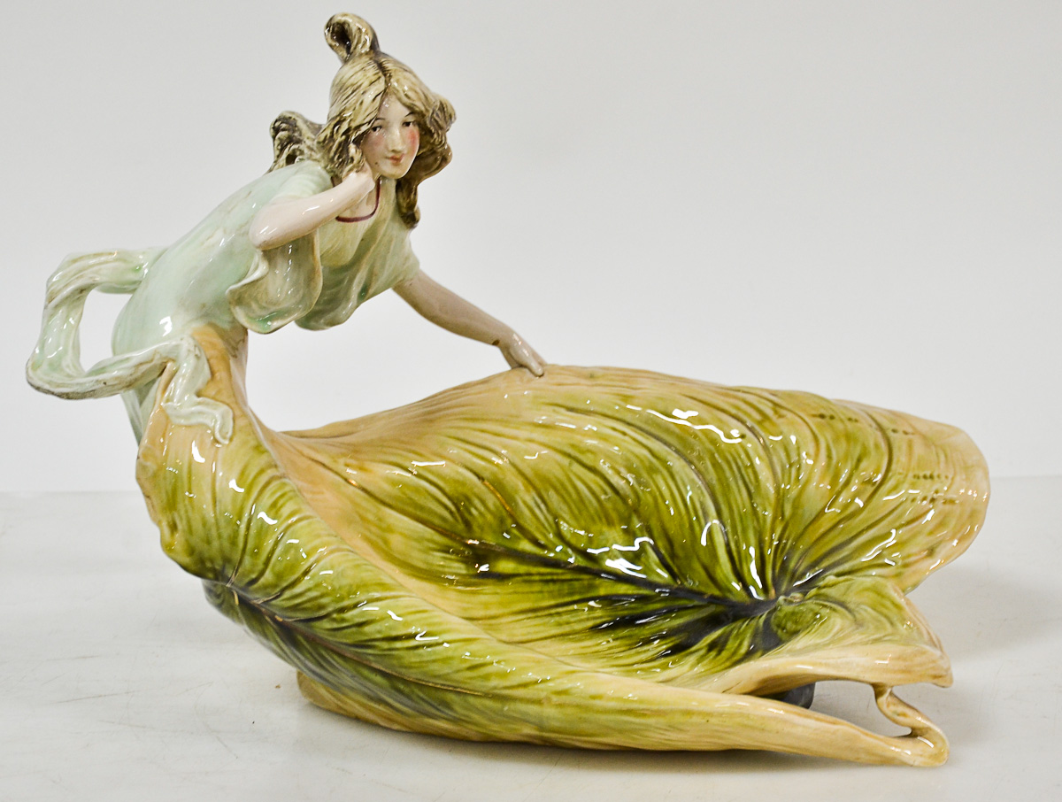 Fruteira ART NOUVEAU de faiança policromada com figura feminina...