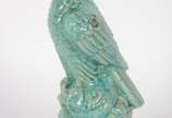 Estatueta de cerâmica vitrificada representando... - Estatueta de cerâmica vitrificada representando Águia.