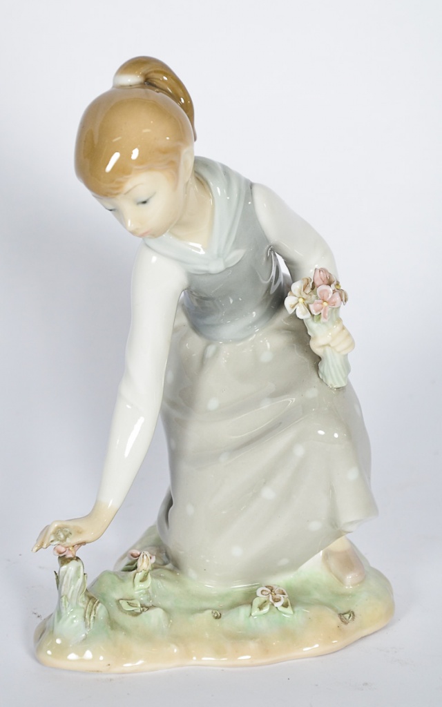 LLADRO - Estatueta de porcelana espanhola repres. menina com flores...