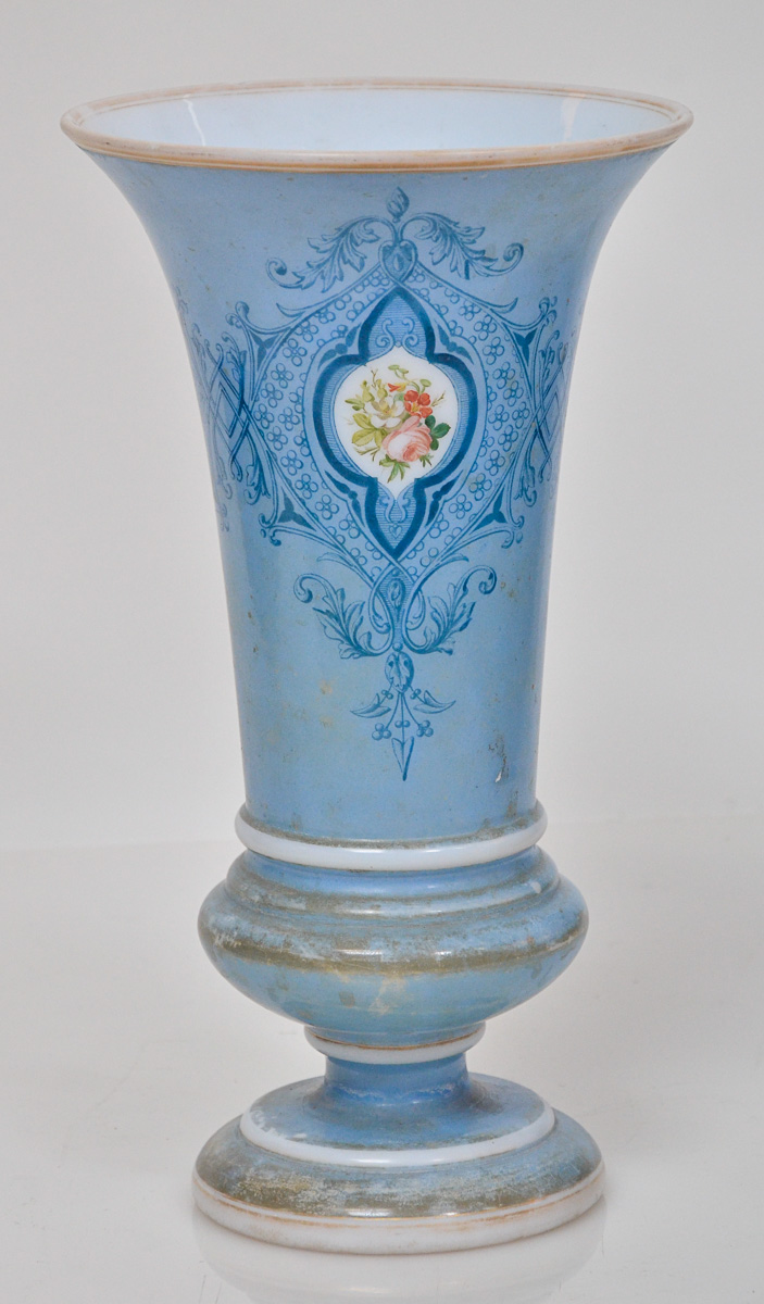 Vaso de opalina azul decorado com guirlandas e flores, alt.31 cm.