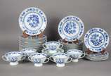 Porcelanas Steatita (1956),  - Serviço de jantar de porcelana Steatita, decoração "cebolinha" em azul e branco, composto de: 14 pratos rasos, 10 pratos fundos. Acompanham  5 pratos 