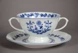 Porcelanas Steatita (1956),  - Serviço de jantar de porcelana Steatita, decoração "cebolinha" em azul e branco, composto de: 14 pratos rasos, 10 pratos fundos. Acompanham  5 pratos 