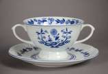 Serviço de jantar de porcelana Steatita, decora... - Serviço de jantar de porcelana Steatita, decoração "cebolinha" em azul e branco, composto de: 14 pratos rasos, 10 pratos fundos. Acompanham  5 p...