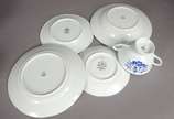 Porcelanas Steatita (1956),  - Serviço de jantar de porcelana Steatita, decoração "cebolinha" em azul e branco, composto de: 14 pratos rasos, 10 pratos fundos. Acompanham  5 pratos 