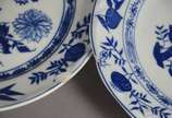 Porcelanas Steatita (1956),  - Serviço de jantar de porcelana Steatita, decoração "cebolinha" em azul e branco, composto de: 14 pratos rasos, 10 pratos fundos. Acompanham  5 pratos 