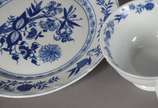 Porcelanas Steatita (1956),  - Serviço de jantar de porcelana Steatita, decoração "cebolinha" em azul e branco, composto de: 14 pratos rasos, 10 pratos fundos. Acompanham  5 pratos 