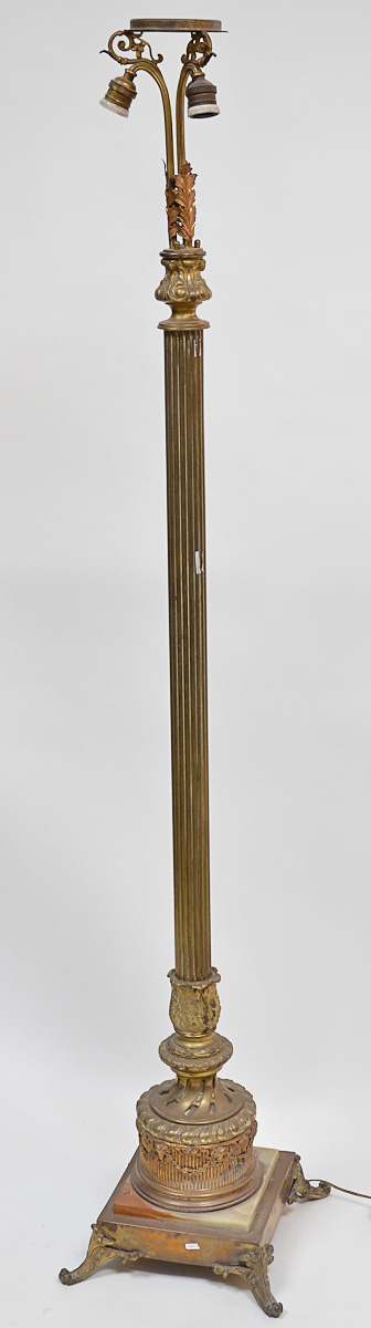Abatjour de pé de bronze europeu trabalhado (sem cúpula), alt. 1,70 m.