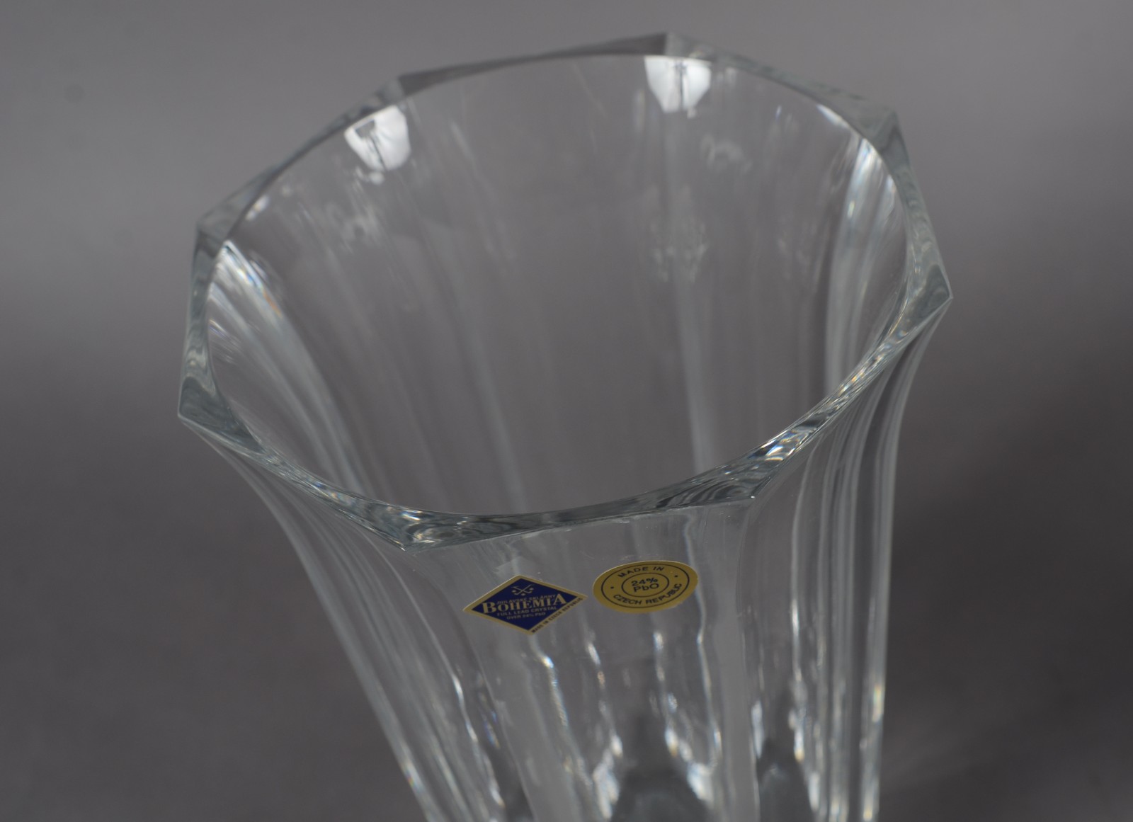 Três peças diversas de cristal, sendo: porta petiscos, jarra com alça... - foto 2 de 9