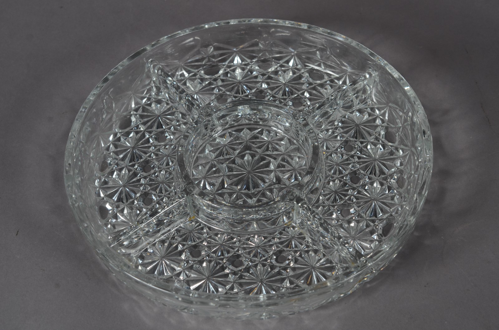 Três peças diversas de cristal, sendo: porta petiscos, jarra com alça... - foto 5 de 9