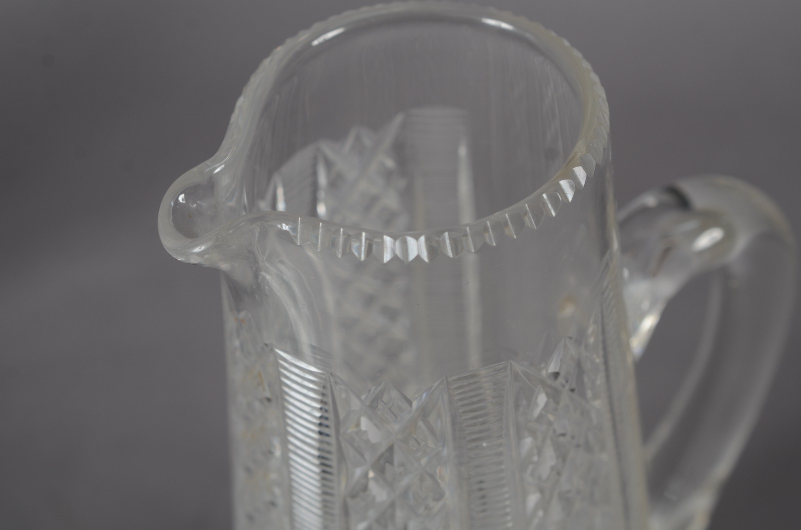 Três peças diversas de cristal, sendo: porta petiscos, jarra com alça... - foto 6 de 9