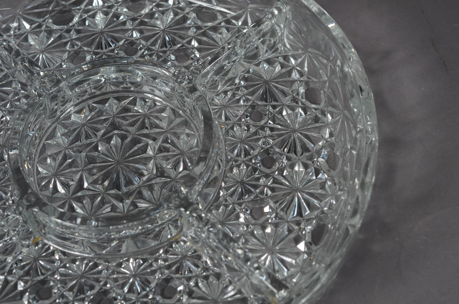 Três peças diversas de cristal, sendo: porta petiscos, jarra com alça... - foto 7 de 9