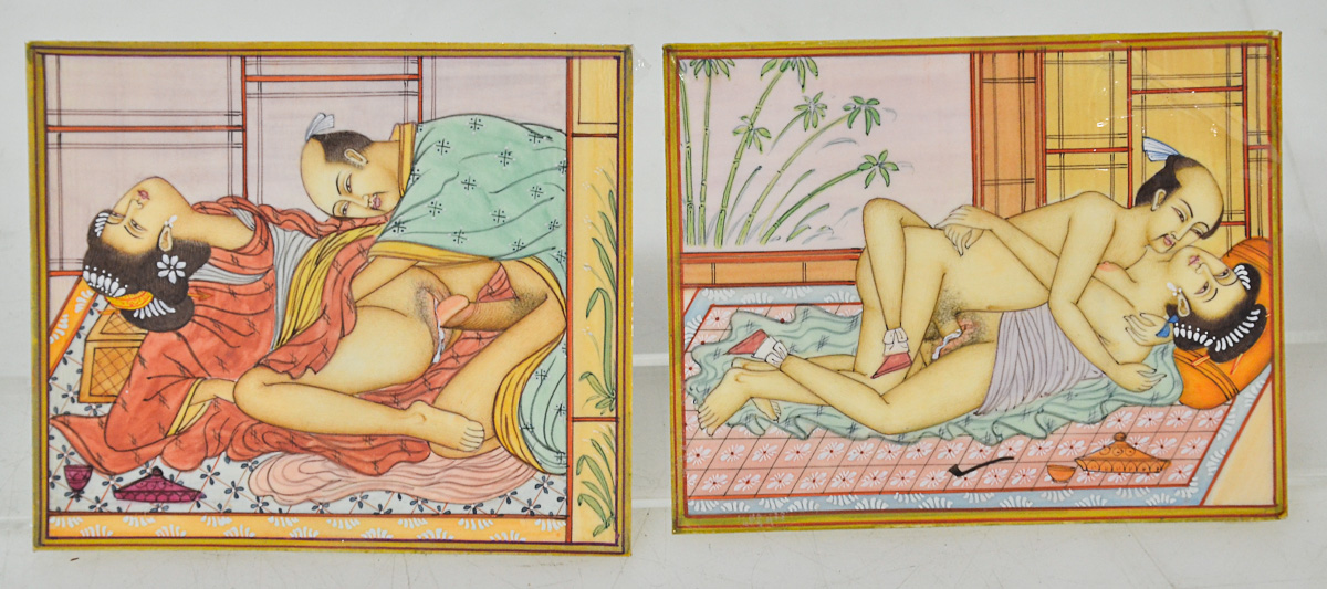 Par de placas de marfim japones com pinturas eróticas, med. 8 x 10 cm.