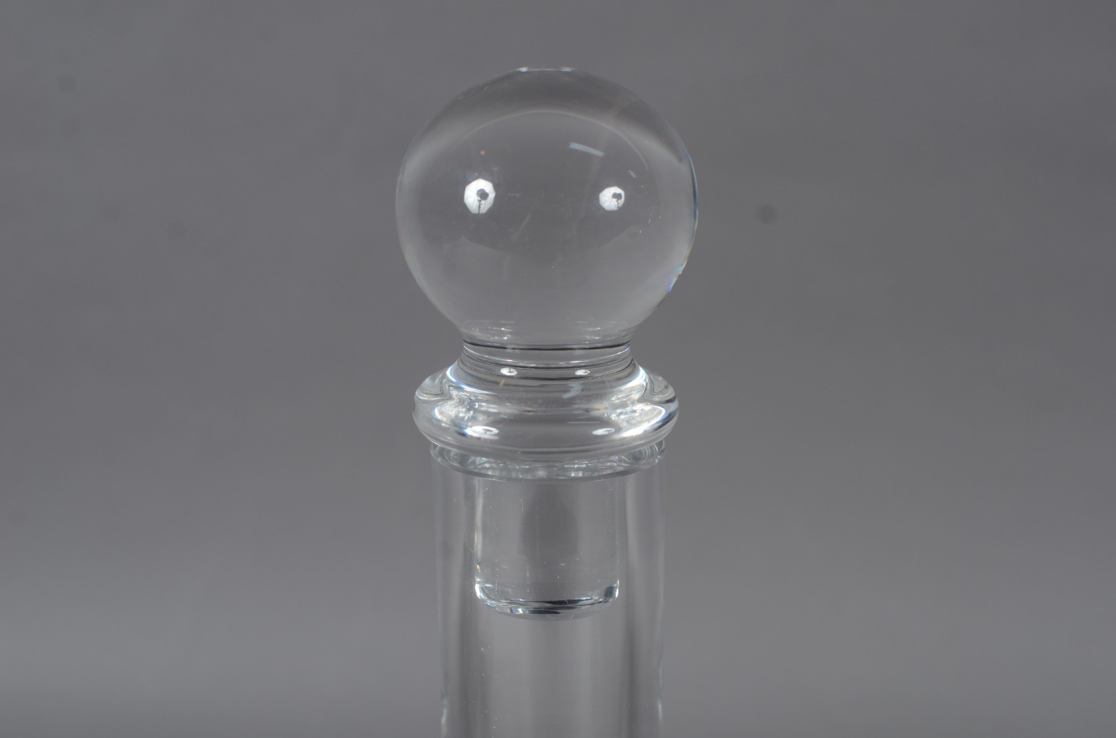 Garrafa de cristal europeu lapidado. - foto 2 de 7
